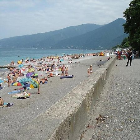 Отель Гостевой дом на улице Апсха Леона Гагра Экстерьер фото